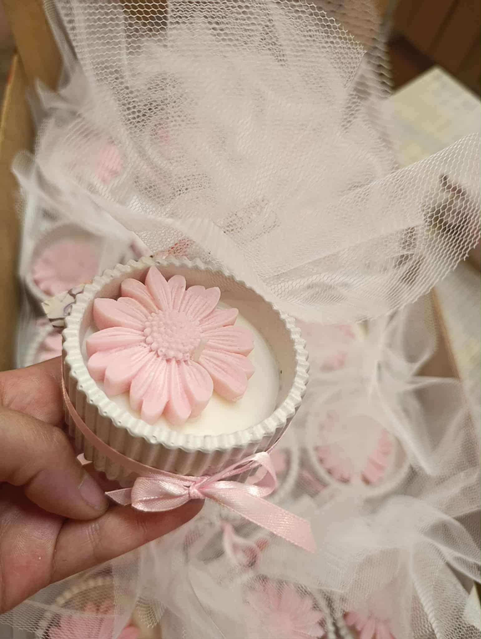 Λουλούδι σε γύψινο ριγέ βαζάκι - Image 2